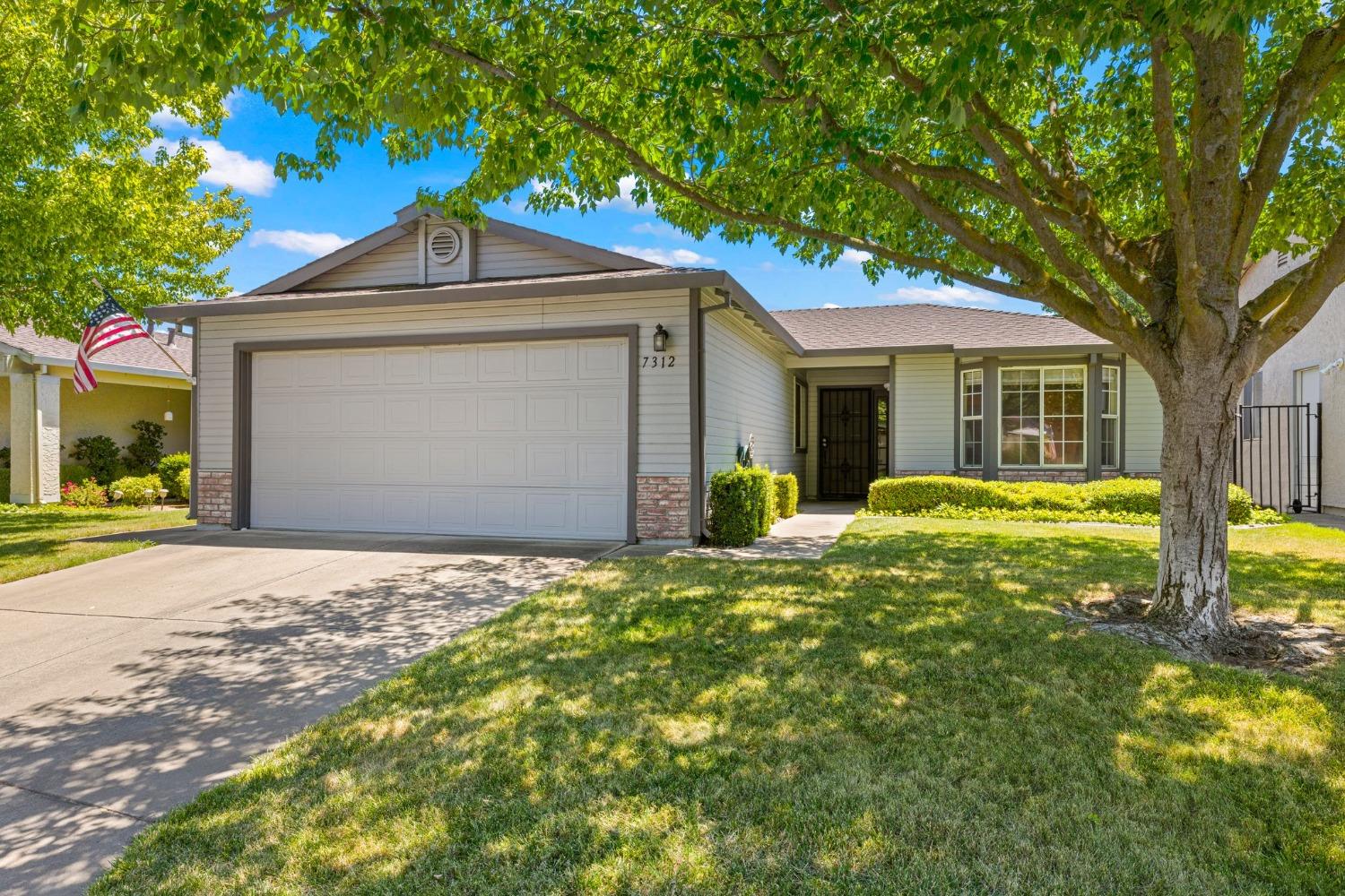 Detail Gallery Image 1 of 1 For 7312 Sunsilver Ln, Sacramento,  CA 95828 - 3 Beds | 2 Baths