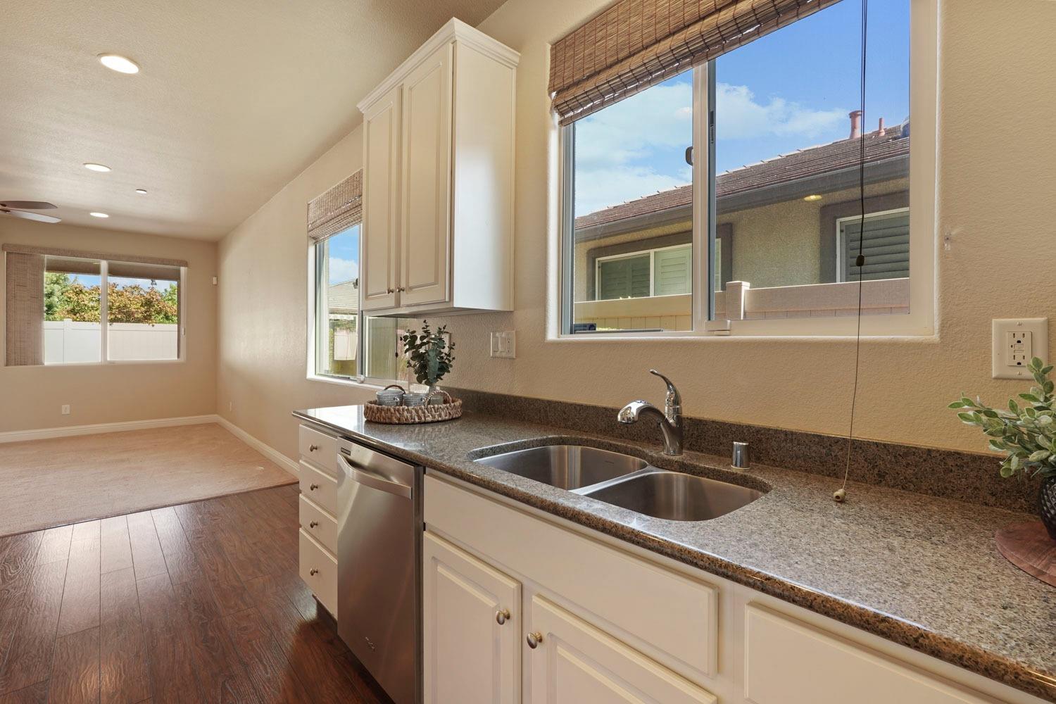 Detail Gallery Image 10 of 34 For 2438 Rockbrook Ln, Manteca,  CA 95336 - 2 Beds | 2 Baths