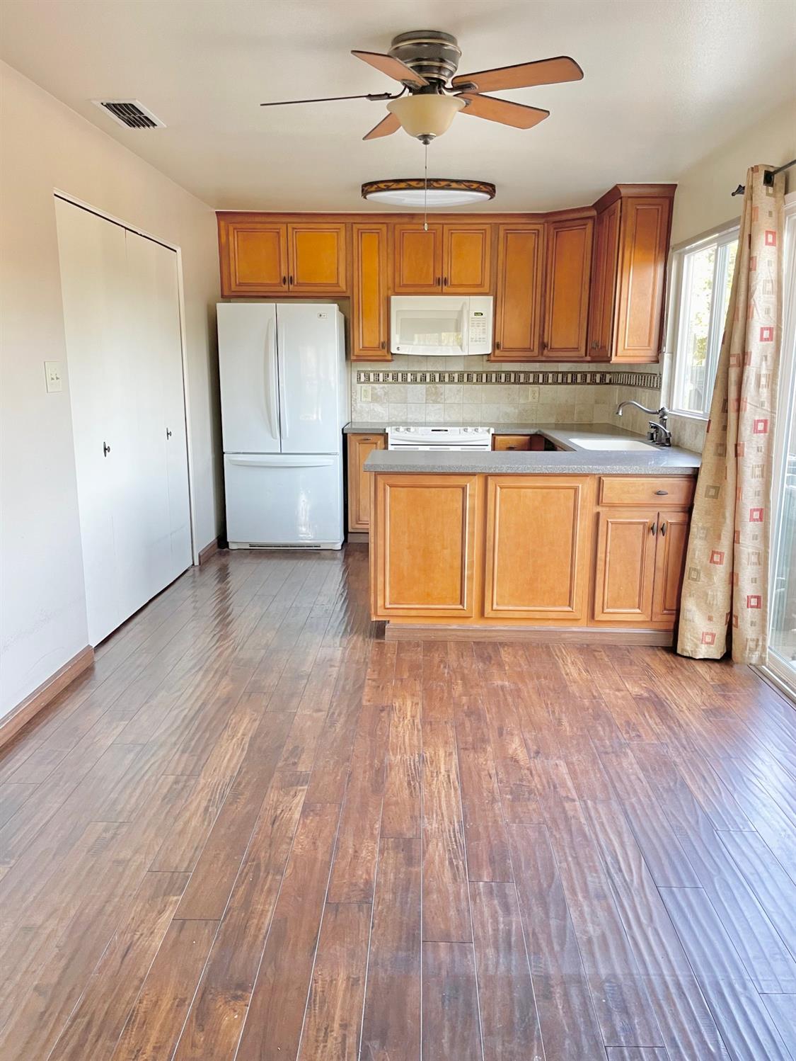 Photo #5: 224074518 Listing 