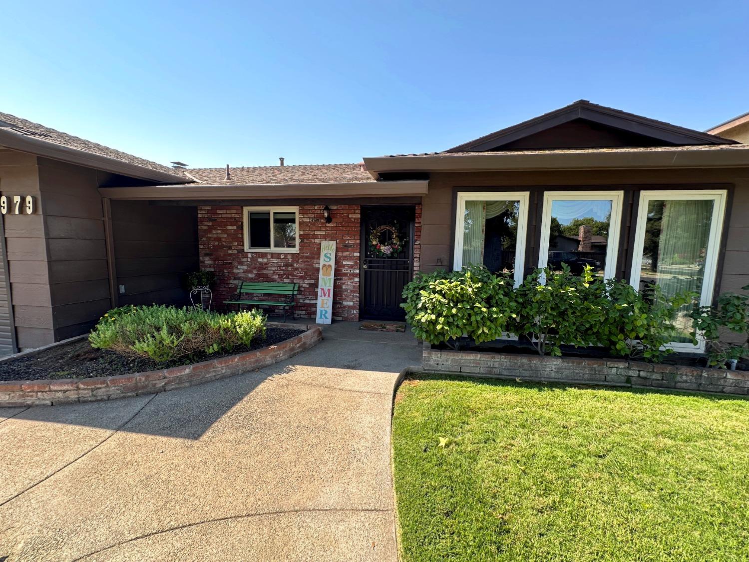 Detail Gallery Image 5 of 74 For 979 Placer Ave, Manteca,  CA 95336 - 3 Beds | 2 Baths