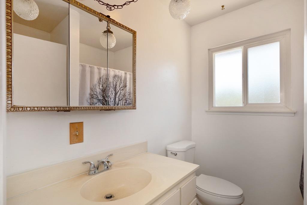 Detail Gallery Image 12 of 37 For 5421 Meadow Croft Ln, Pilot Hill,  CA 95664 - 3 Beds | 2/1 Baths