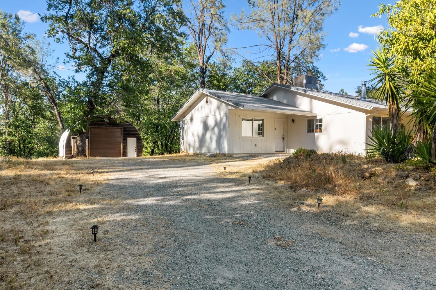 Detail Gallery Image 3 of 26 For 17698 Aarly Ln, Redding,  CA 96003 - 3 Beds | 2 Baths