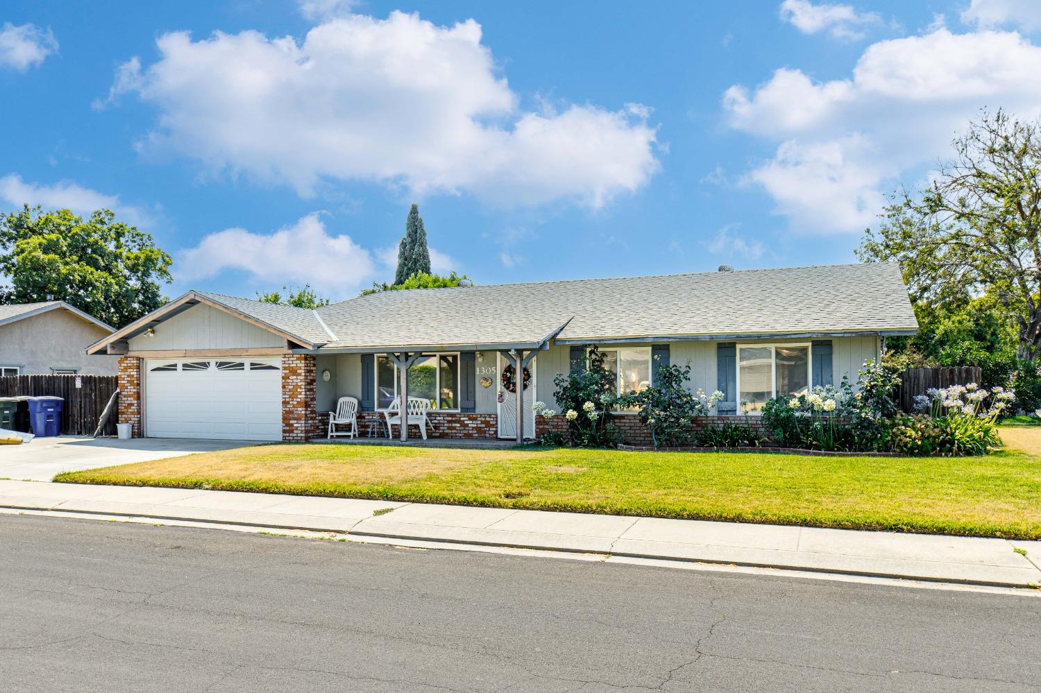 Detail Gallery Image 3 of 10 For 1305 Mica Way, Modesto,  CA 95355 - 4 Beds | 2 Baths