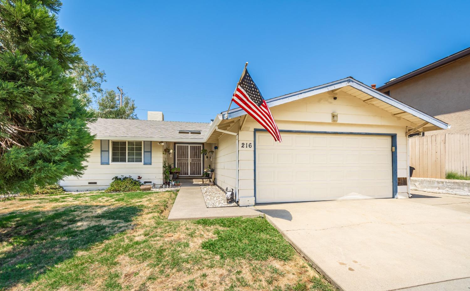 Detail Gallery Image 1 of 1 For 216 Canterbury Ave, Roseville,  CA 95678 - 4 Beds | 2 Baths