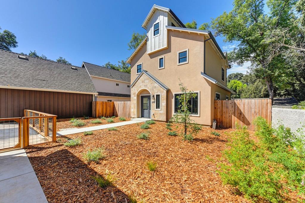 Detail Gallery Image 2 of 49 For 2705 Swanston Oak Ln, Sacramento,  CA 95818 - 2 Beds | 2/1 Baths