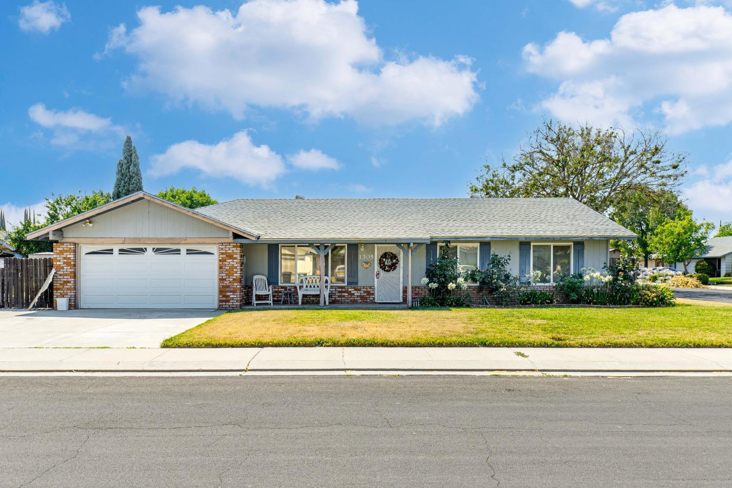 Detail Gallery Image 1 of 10 For 1305 Mica Way, Modesto,  CA 95355 - 4 Beds | 2 Baths