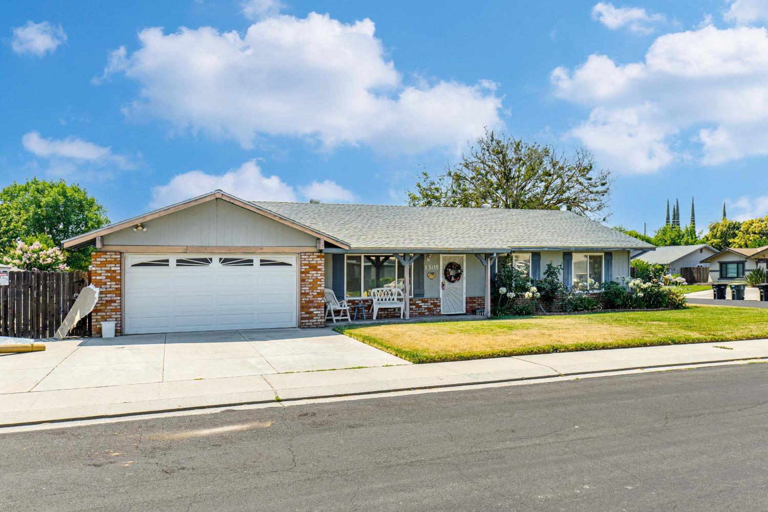 Detail Gallery Image 2 of 10 For 1305 Mica Way, Modesto,  CA 95355 - 4 Beds | 2 Baths