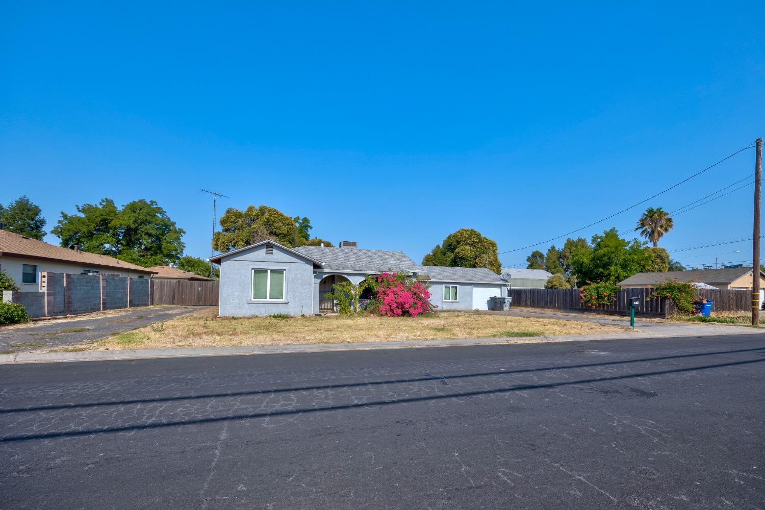 Detail Gallery Image 3 of 46 For 1535 Melrose Ave, Modesto,  CA 95350 - 3 Beds | 2 Baths