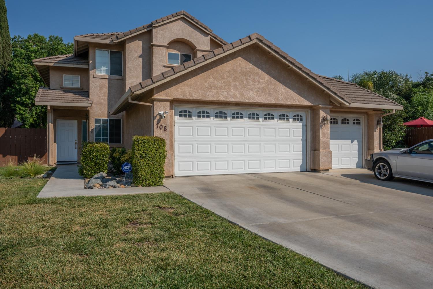 Detail Gallery Image 1 of 39 For 708 Coastal Ct, Los Banos,  CA 93635 - 4 Beds | 3 Baths