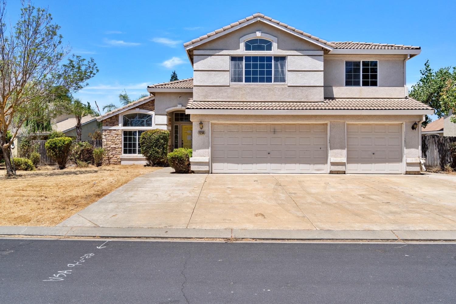 Detail Gallery Image 1 of 1 For 11234 Mallard Cove Dr, Chowchilla,  CA 93610 - 5 Beds | 3 Baths