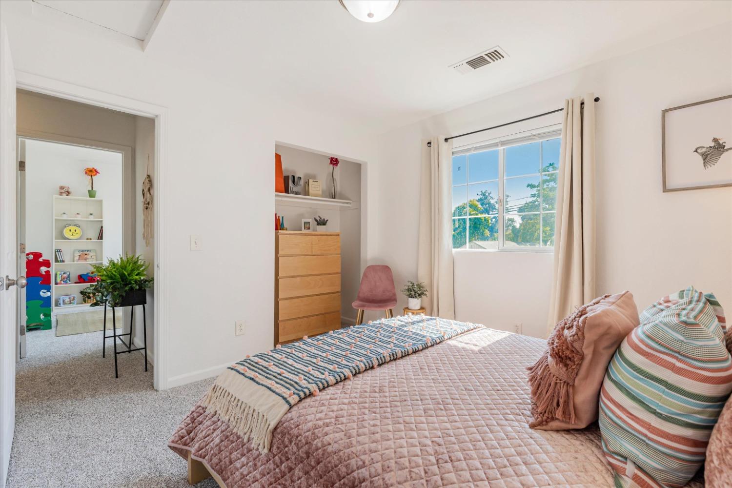 Detail Gallery Image 6 of 16 For 3100 San Rafael Ct, Sacramento,  CA 95817 - 4 Beds | 2/1 Baths