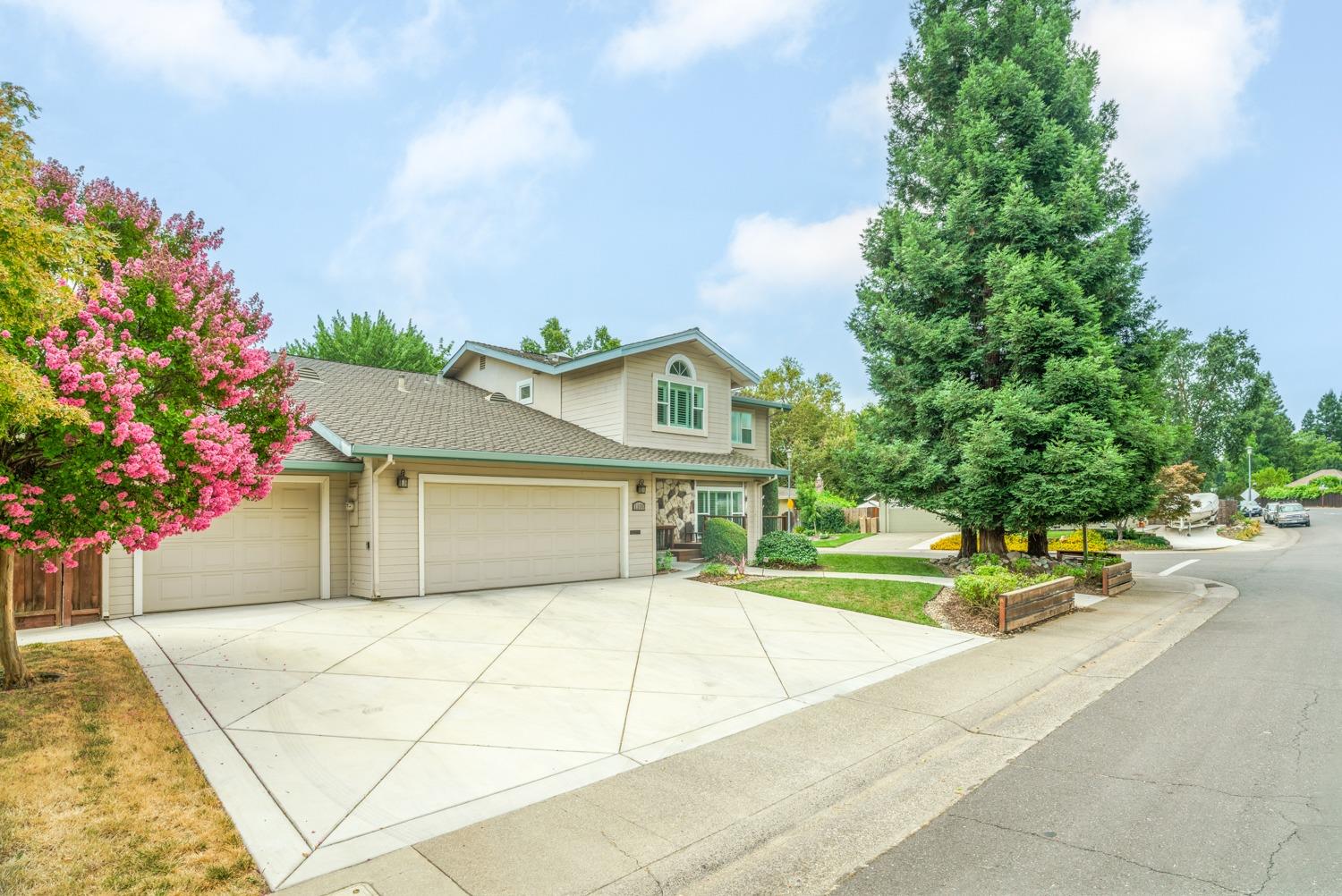 Detail Gallery Image 2 of 71 For 1100 Mcclaren Drive, Carmichael,  CA 95608 - 4 Beds | 2/1 Baths