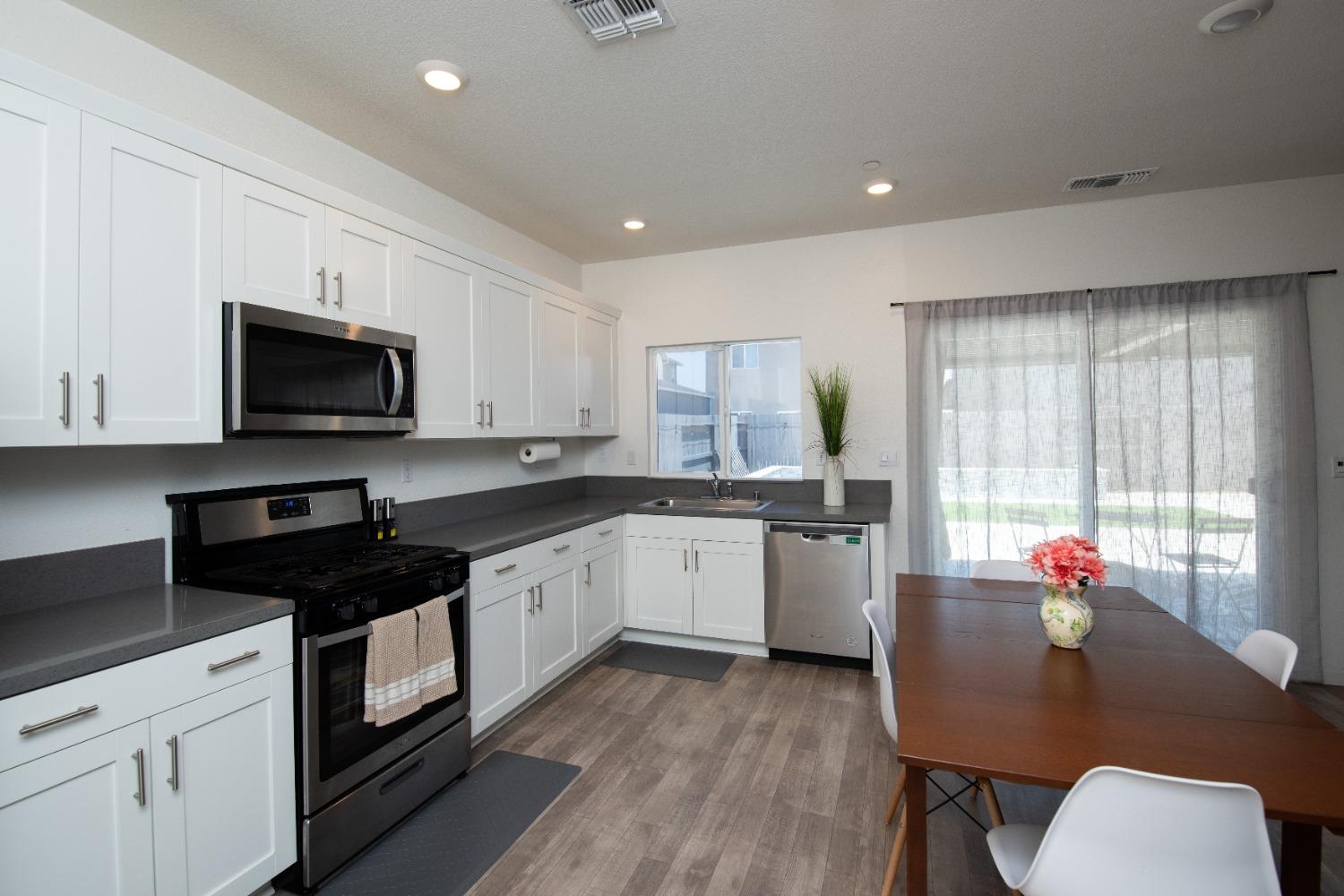 Detail Gallery Image 10 of 48 For 1410 Dorona Ln, Manteca,  CA 95336 - 4 Beds | 2/1 Baths