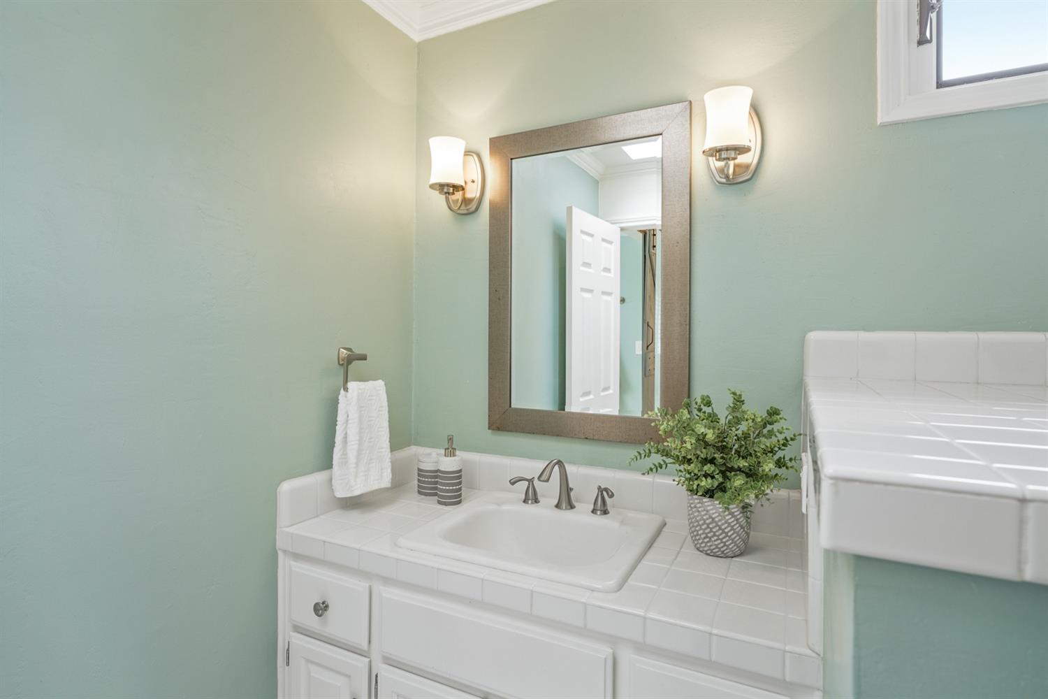 Detail Gallery Image 33 of 71 For 1100 Mcclaren Drive, Carmichael,  CA 95608 - 4 Beds | 2/1 Baths