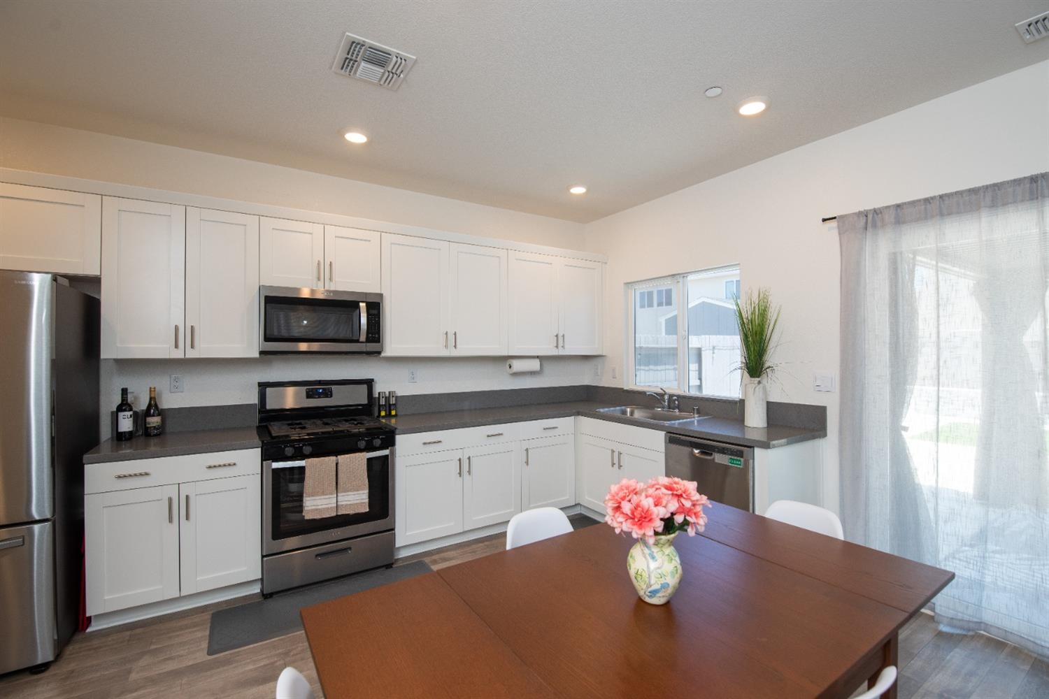 Detail Gallery Image 11 of 48 For 1410 Dorona Ln, Manteca,  CA 95336 - 4 Beds | 2/1 Baths