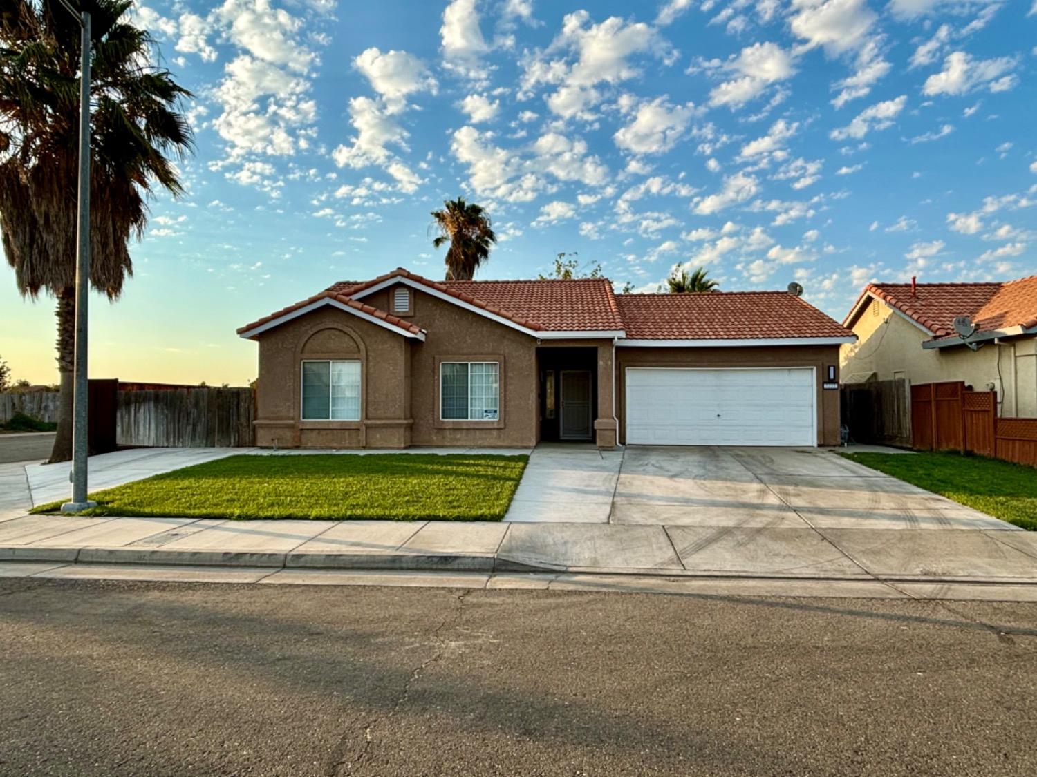 Detail Gallery Image 1 of 17 For 1222 Laurelwood Dr, Los Banos,  CA 93635 - 3 Beds | 2 Baths