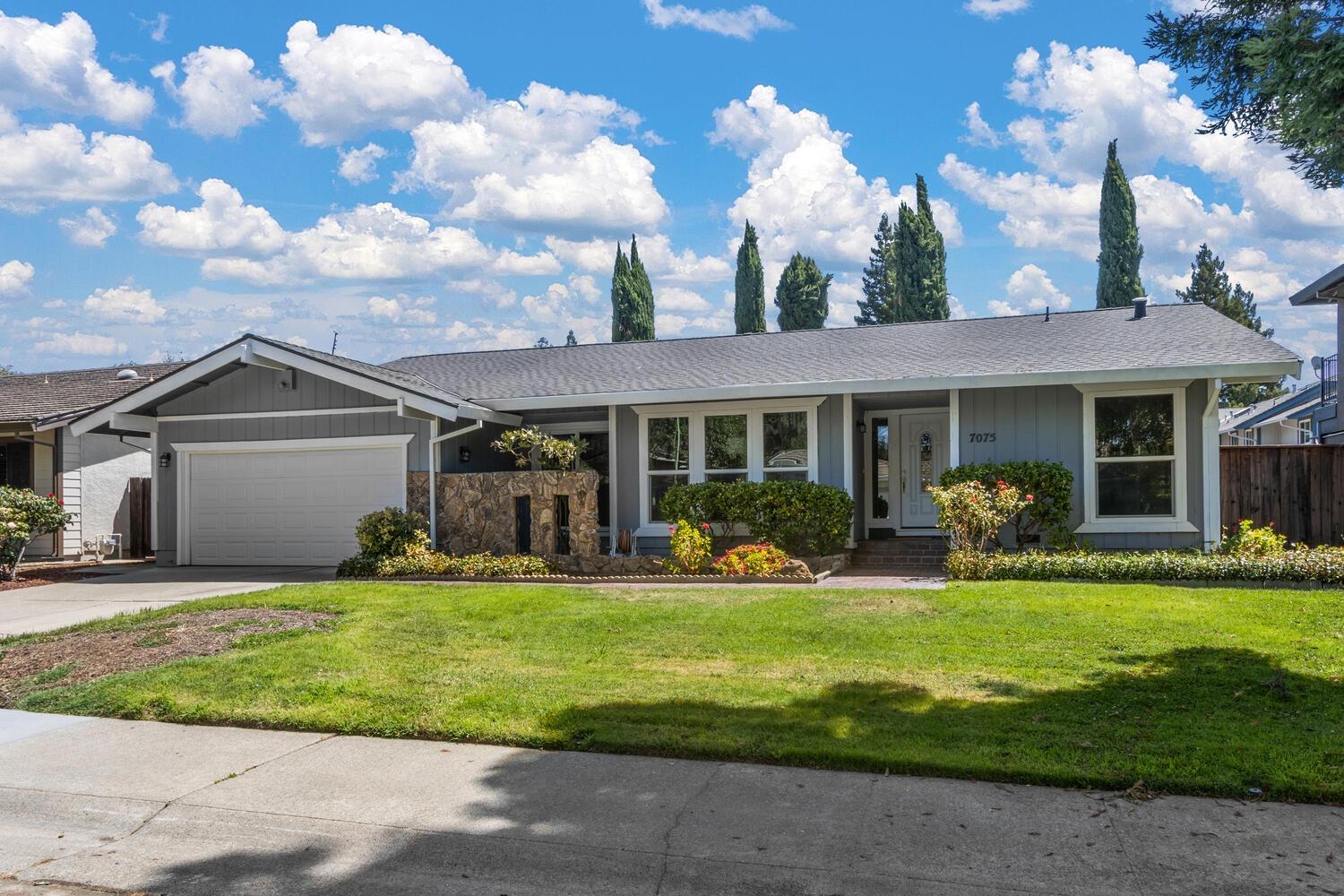 Detail Gallery Image 1 of 1 For 7075 Eider Way, Sacramento,  CA 95831 - 3 Beds | 2/1 Baths