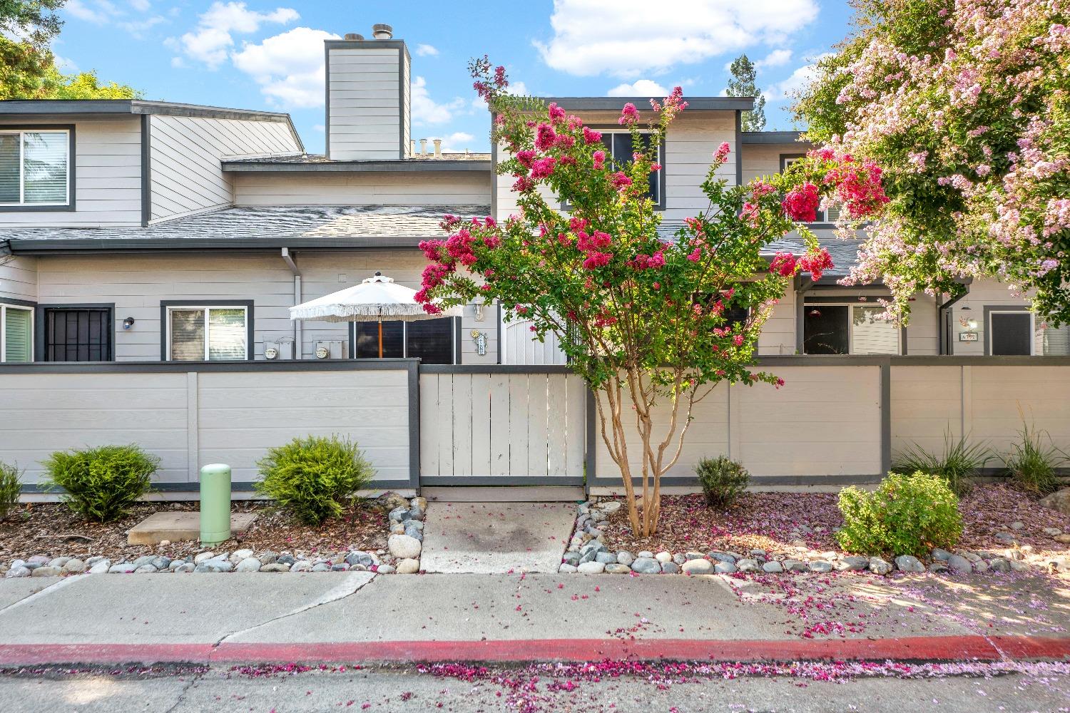 Detail Gallery Image 2 of 46 For 6332 Slippery Creek Ln, Citrus Heights,  CA 95621 - 3 Beds | 2/1 Baths