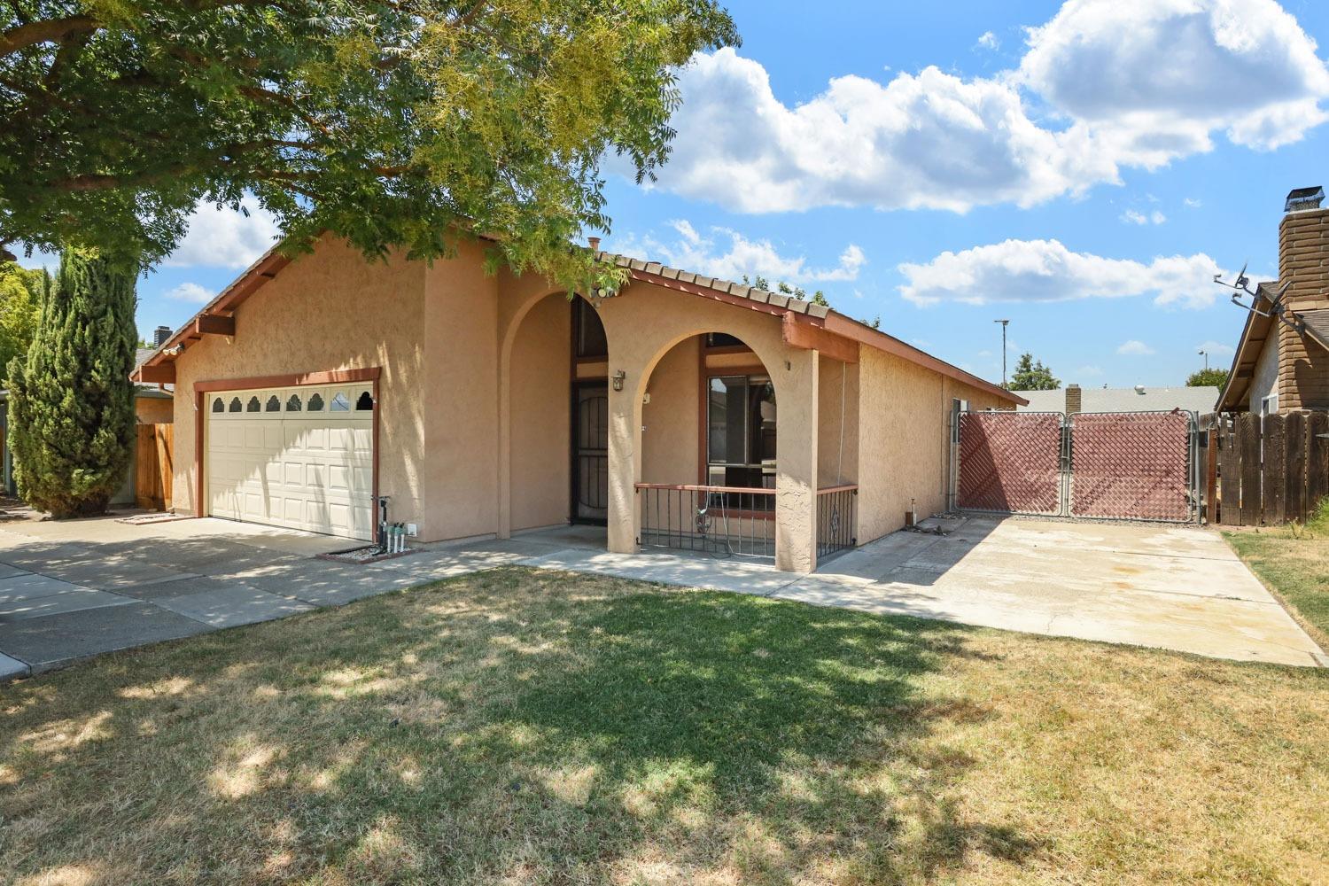 Detail Gallery Image 3 of 37 For 733 Sonora Ave, Manteca,  CA 95337 - 3 Beds | 2 Baths