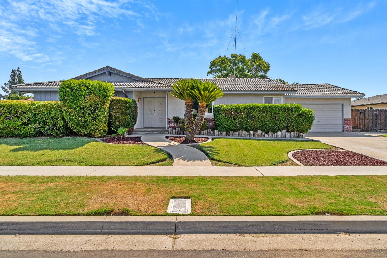 Detail Gallery Image 1 of 1 For 6664 N Whitney Ave, Fresno,  CA 93710 - 3 Beds | 2 Baths