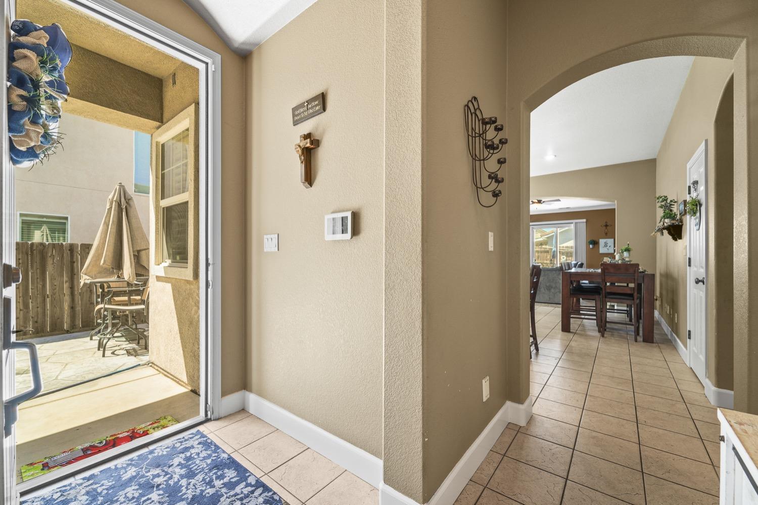 Detail Gallery Image 5 of 49 For 759 Bishop St, Manteca,  CA 95337 - 4 Beds | 2 Baths