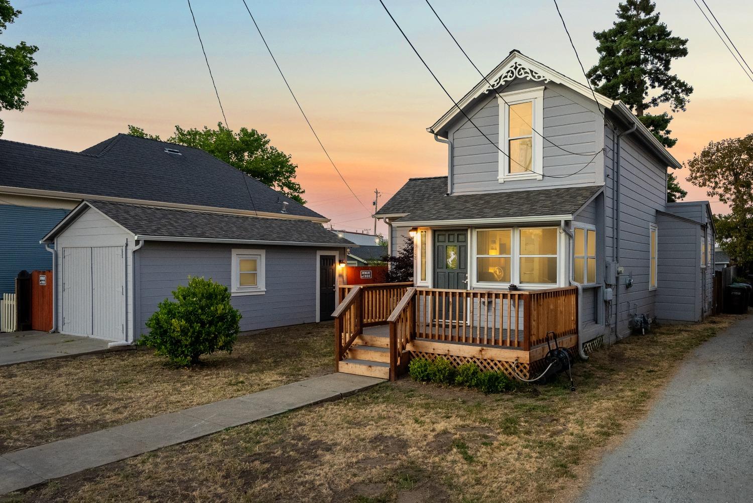 Detail Gallery Image 1 of 41 For 542 Ocean View Ave, Santa Cruz,  CA 95062 - 3 Beds | 1 Baths