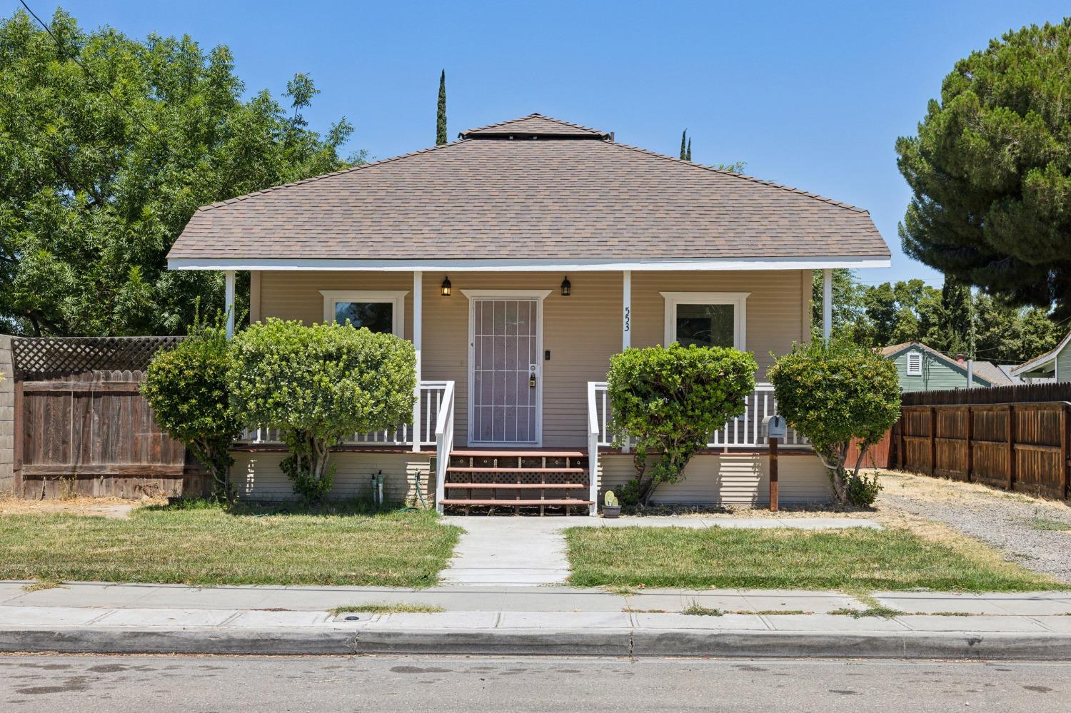 Detail Gallery Image 1 of 16 For 553 W Lowell Ave, Tracy,  CA 95376 - 3 Beds | 1 Baths