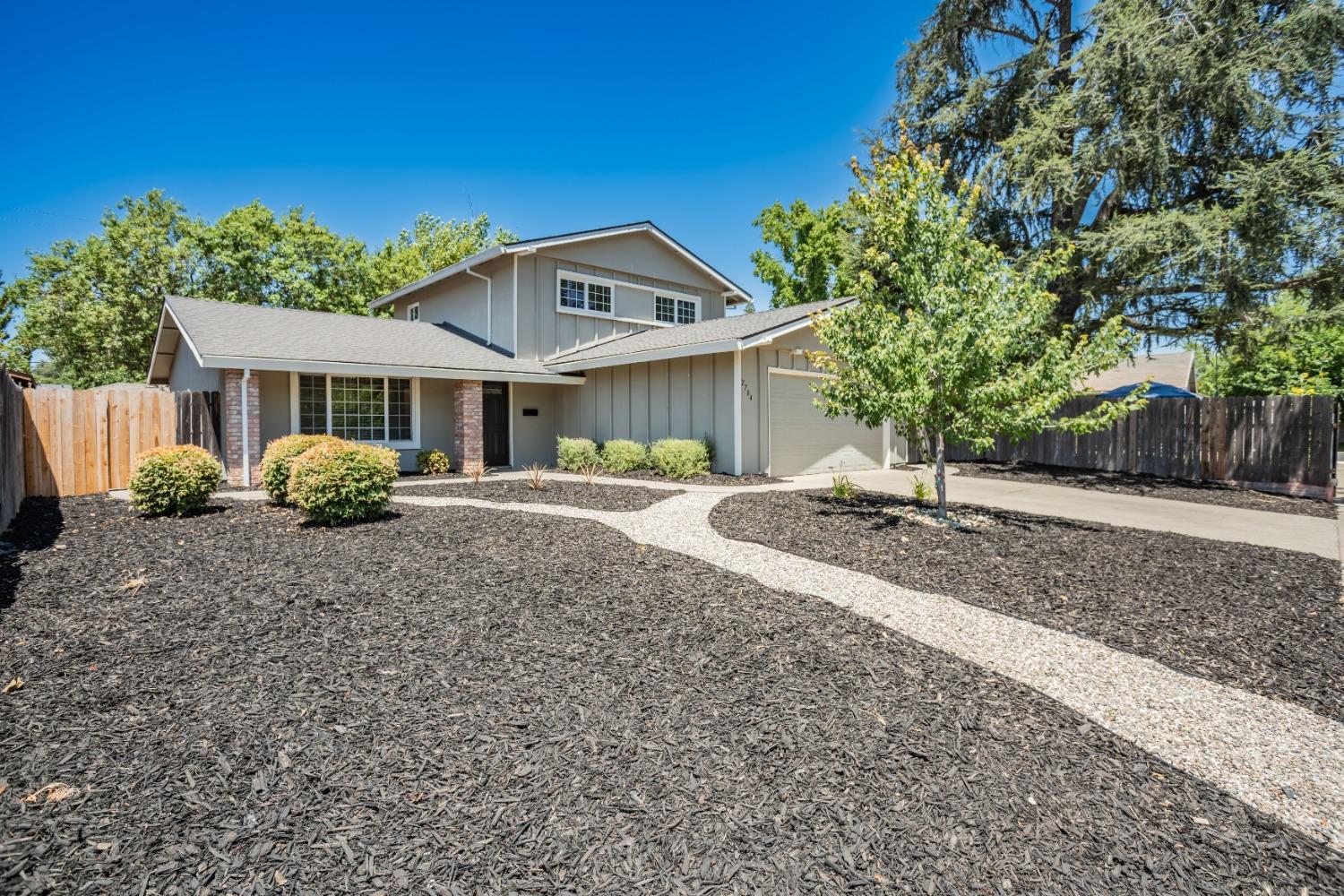 Detail Gallery Image 1 of 1 For 2704 Del Oro Ct, Sacramento,  CA 95826 - 5 Beds | 2 Baths