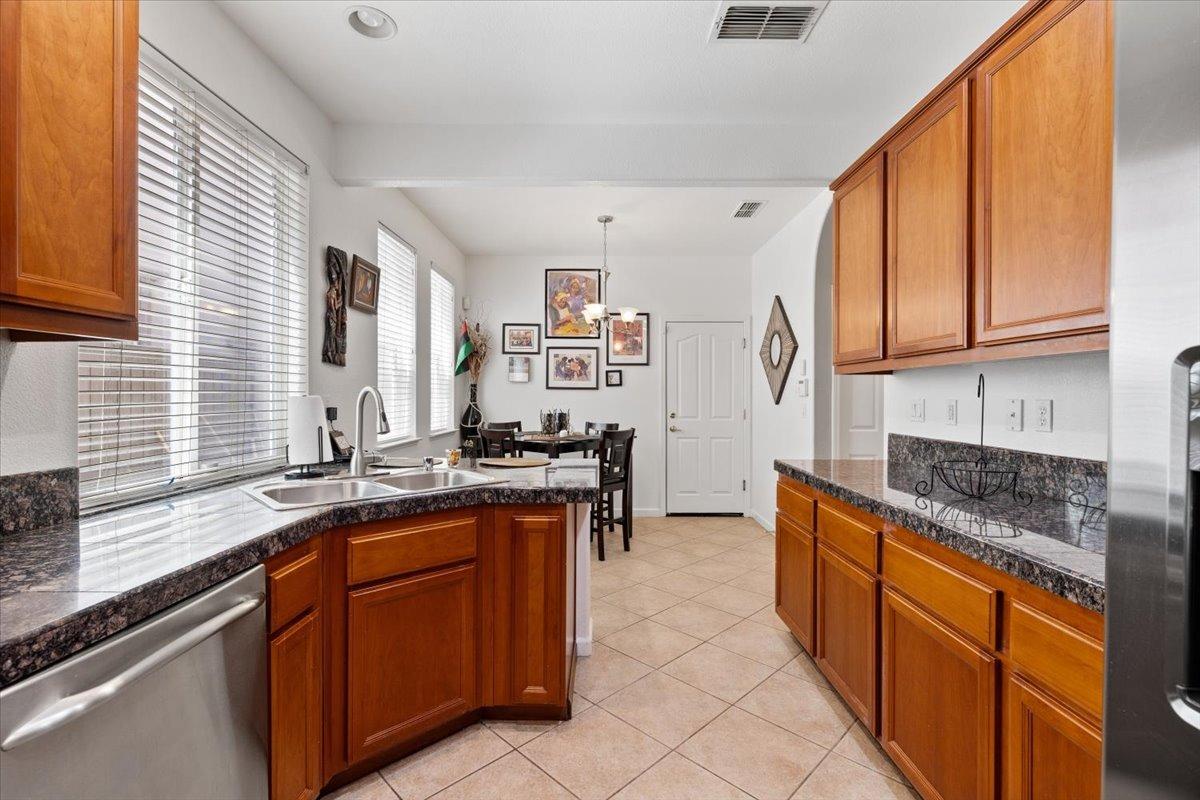 Detail Gallery Image 10 of 34 For 251 Natalino Cir, Sacramento,  CA 95835 - 3 Beds | 2/1 Baths