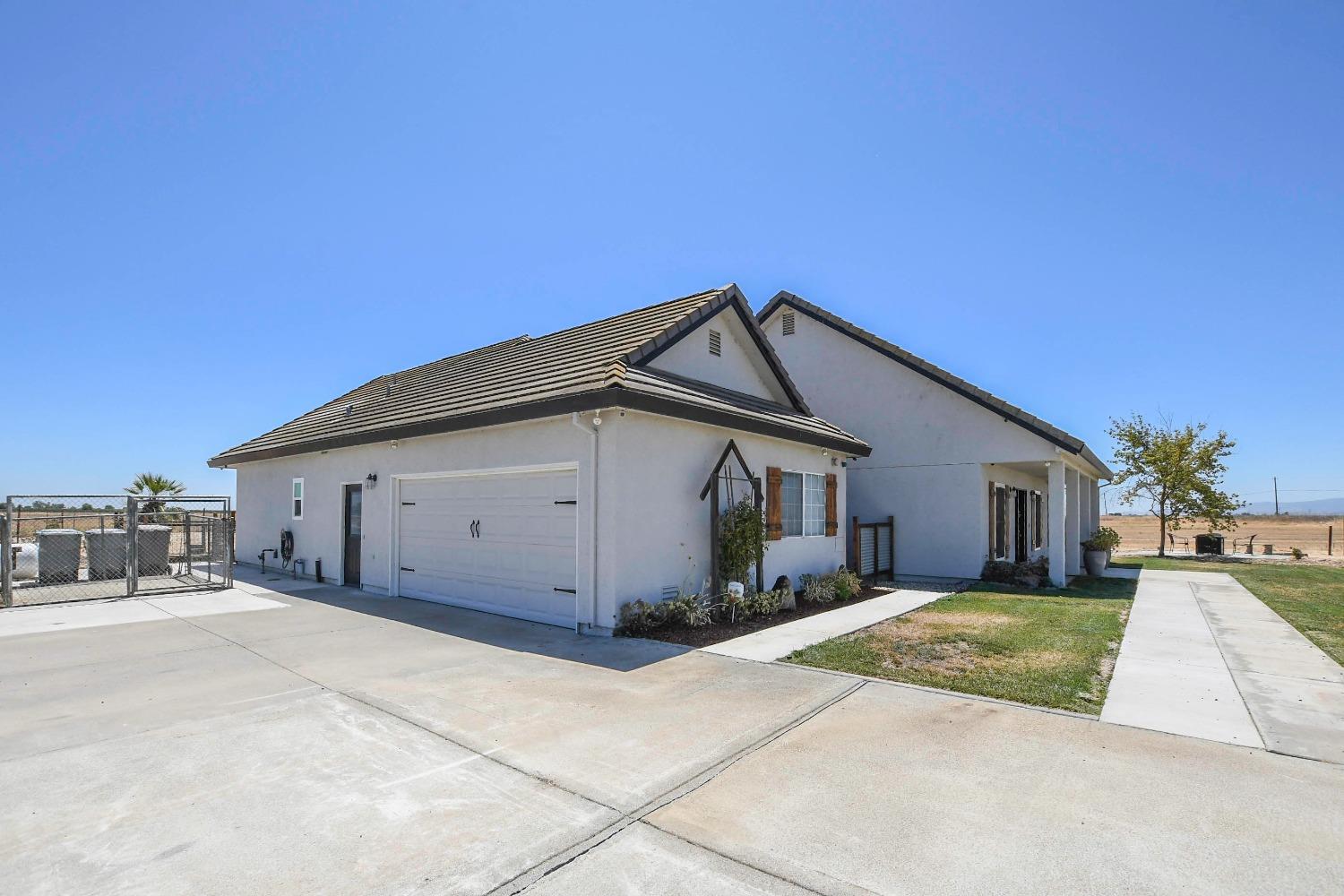 Detail Gallery Image 4 of 77 For 20505 County Road 93, Woodland,  CA 95695 - 4 Beds | 2/1 Baths