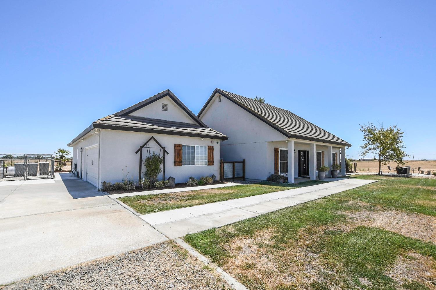 Detail Gallery Image 3 of 77 For 20505 County Road 93, Woodland,  CA 95695 - 4 Beds | 2/1 Baths