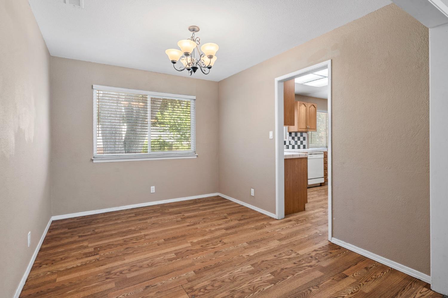 Detail Gallery Image 11 of 39 For 3317 W Creek Dr, Stockton,  CA 95209 - 4 Beds | 2/1 Baths