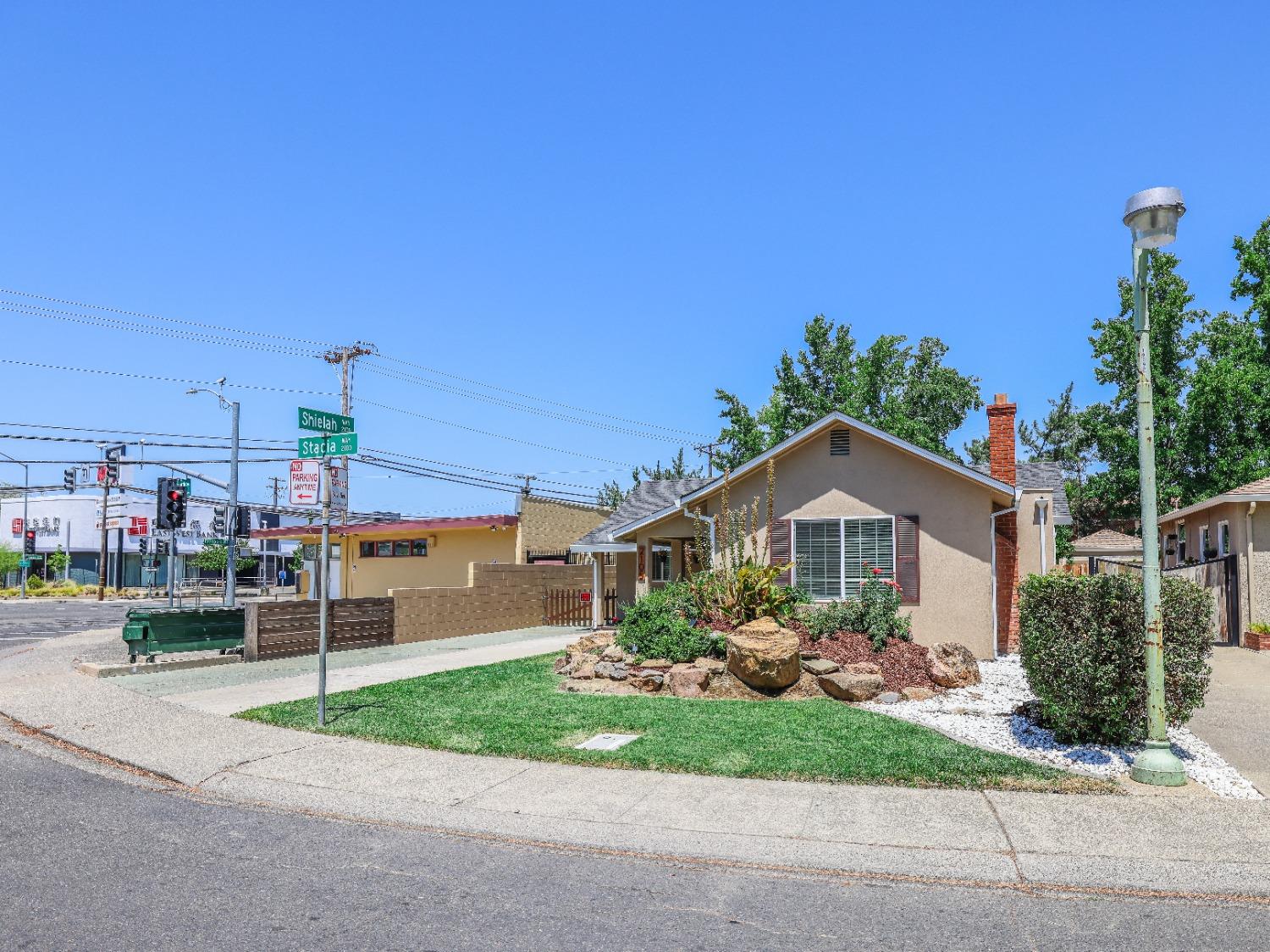 Detail Gallery Image 4 of 52 For 2105 Stacia Way, Sacramento,  CA 95822 - 3 Beds | 2 Baths