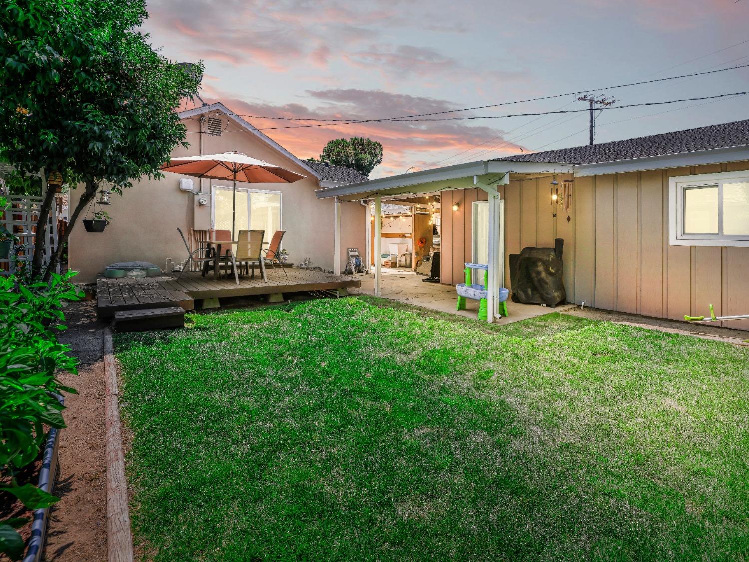 Detail Gallery Image 2 of 52 For 2105 Stacia Way, Sacramento,  CA 95822 - 3 Beds | 2 Baths