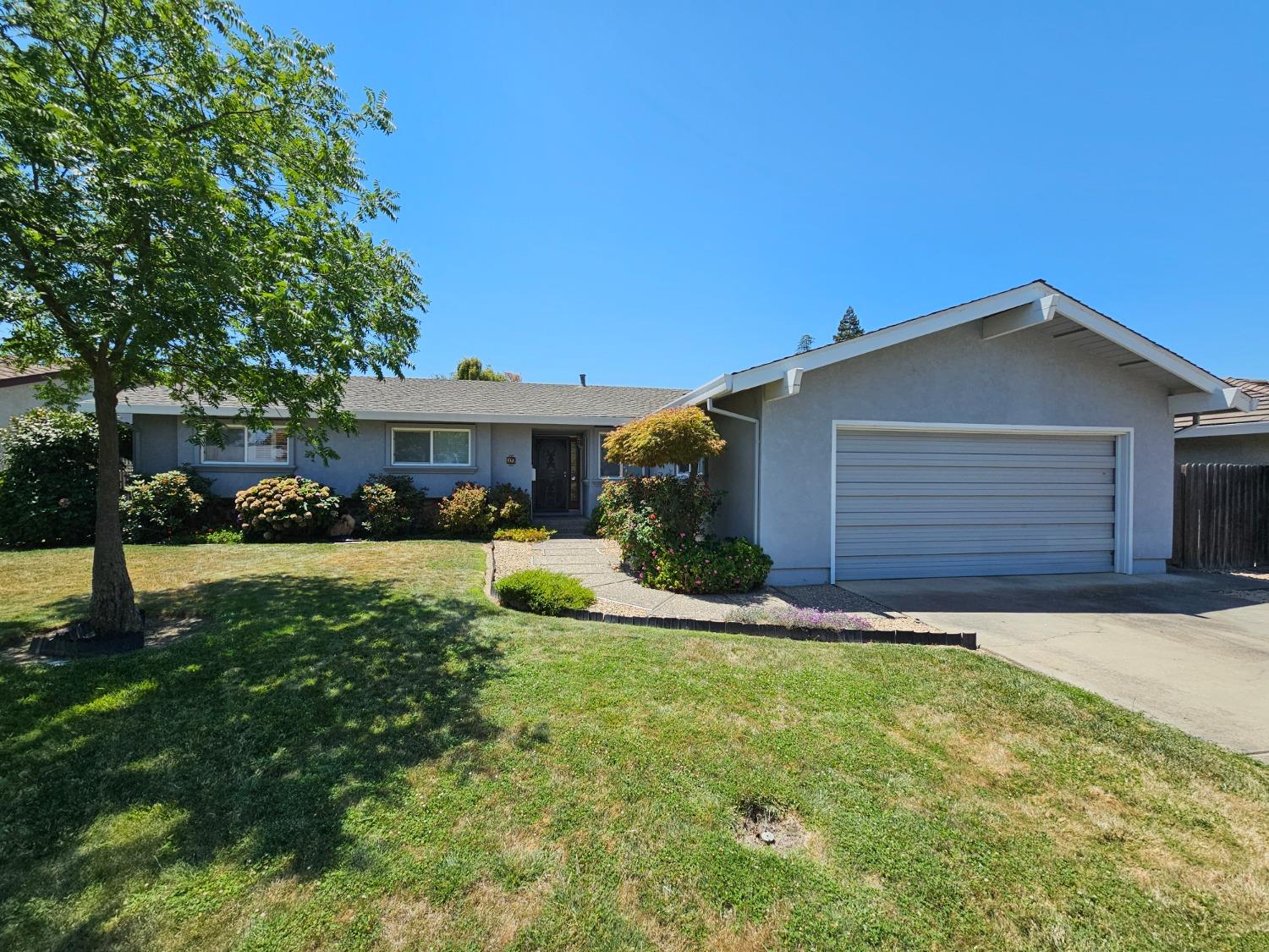 Detail Gallery Image 1 of 1 For 10 Parkshore Cir, Sacramento,  CA 95831 - 3 Beds | 2 Baths