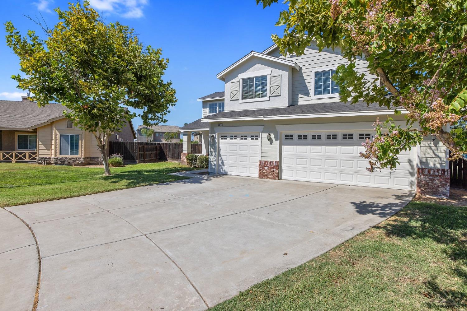 Detail Gallery Image 2 of 22 For 3245 N Oberlin Cir, Hanford,  CA 93230 - 5 Beds | 3 Baths