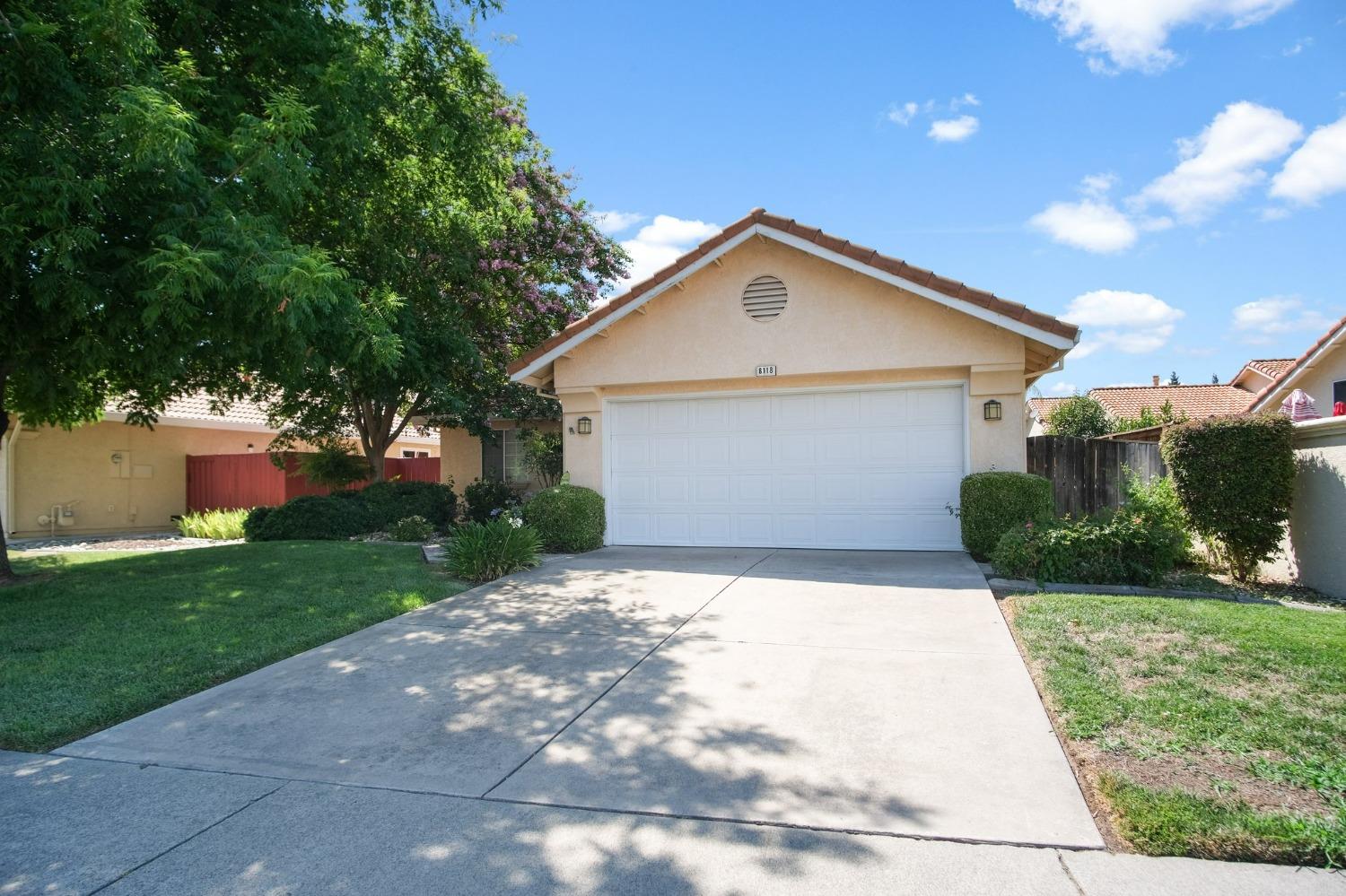 Detail Gallery Image 1 of 22 For 8118 Arroyo Vista Dr, Sacramento,  CA 95823 - 2 Beds | 2 Baths