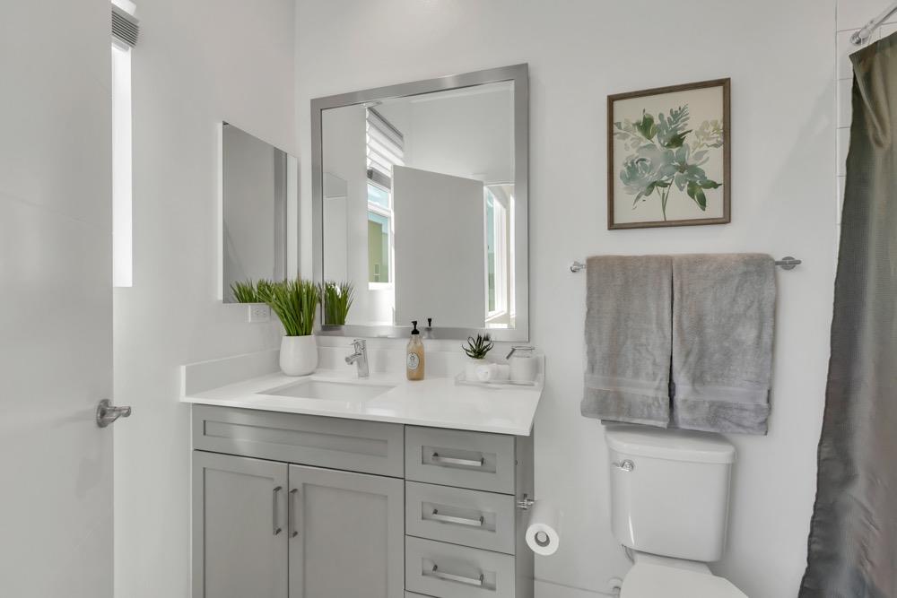 Detail Gallery Image 16 of 29 For 2370 Filbert St, Oakland,  CA 94607 - 2 Beds | 2/1 Baths