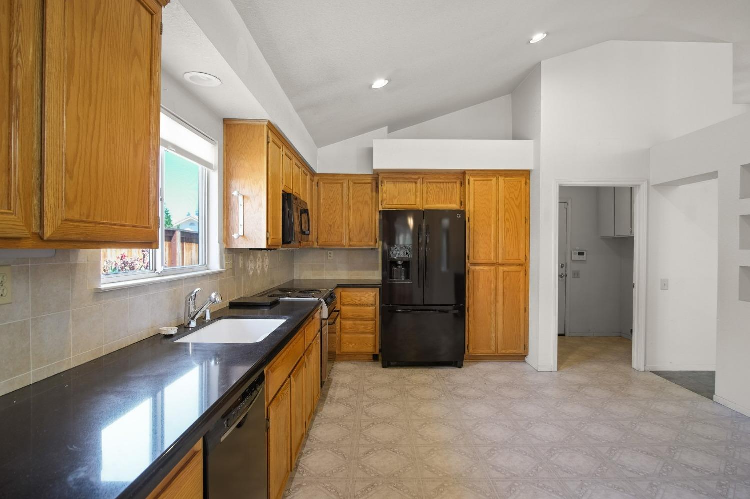 Detail Gallery Image 10 of 22 For 8118 Arroyo Vista Dr, Sacramento,  CA 95823 - 2 Beds | 2 Baths