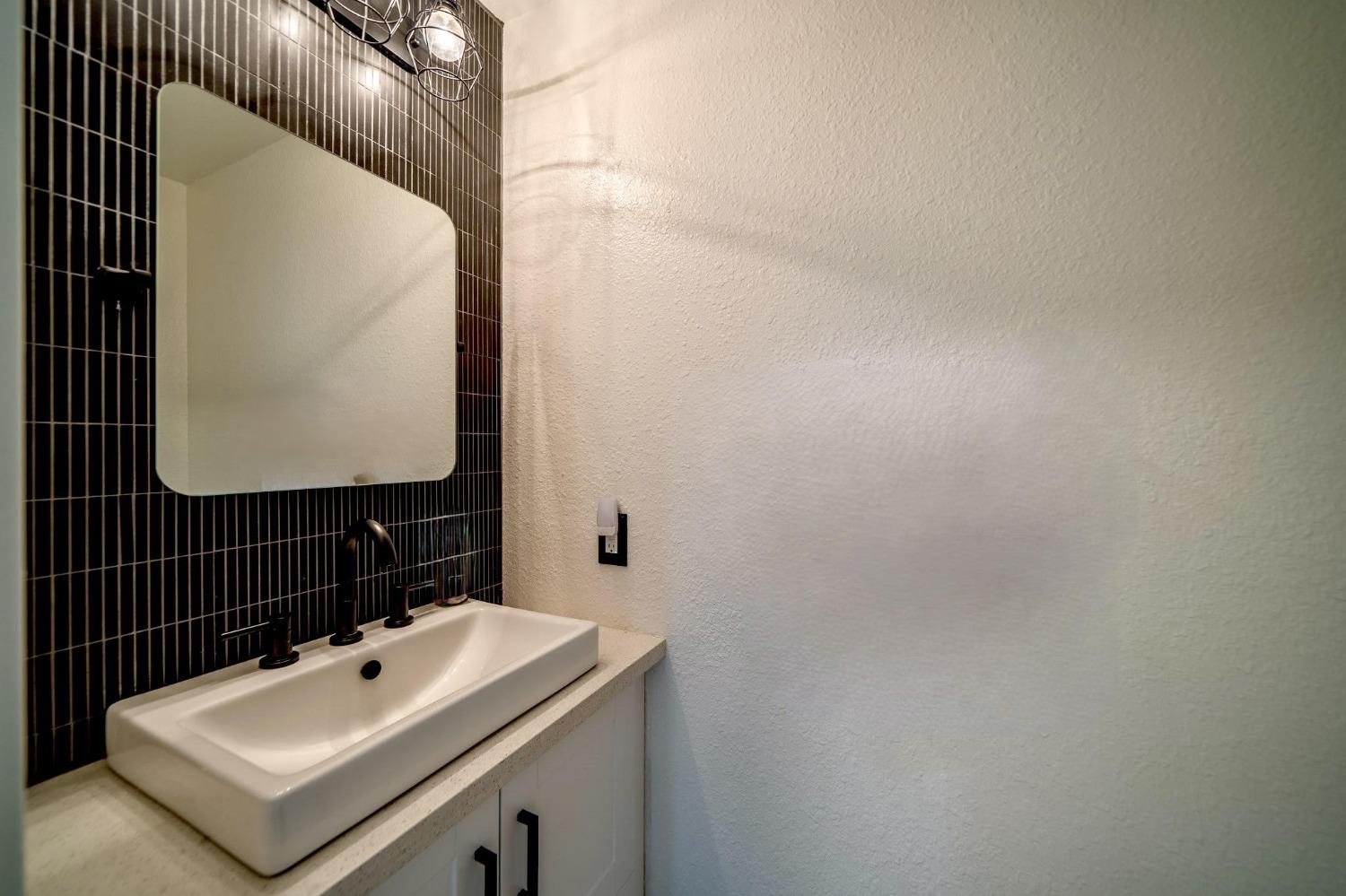 Detail Gallery Image 7 of 23 For 4933 Grouse Run Dr, Stockton,  CA 95207 - 2 Beds | 2/1 Baths