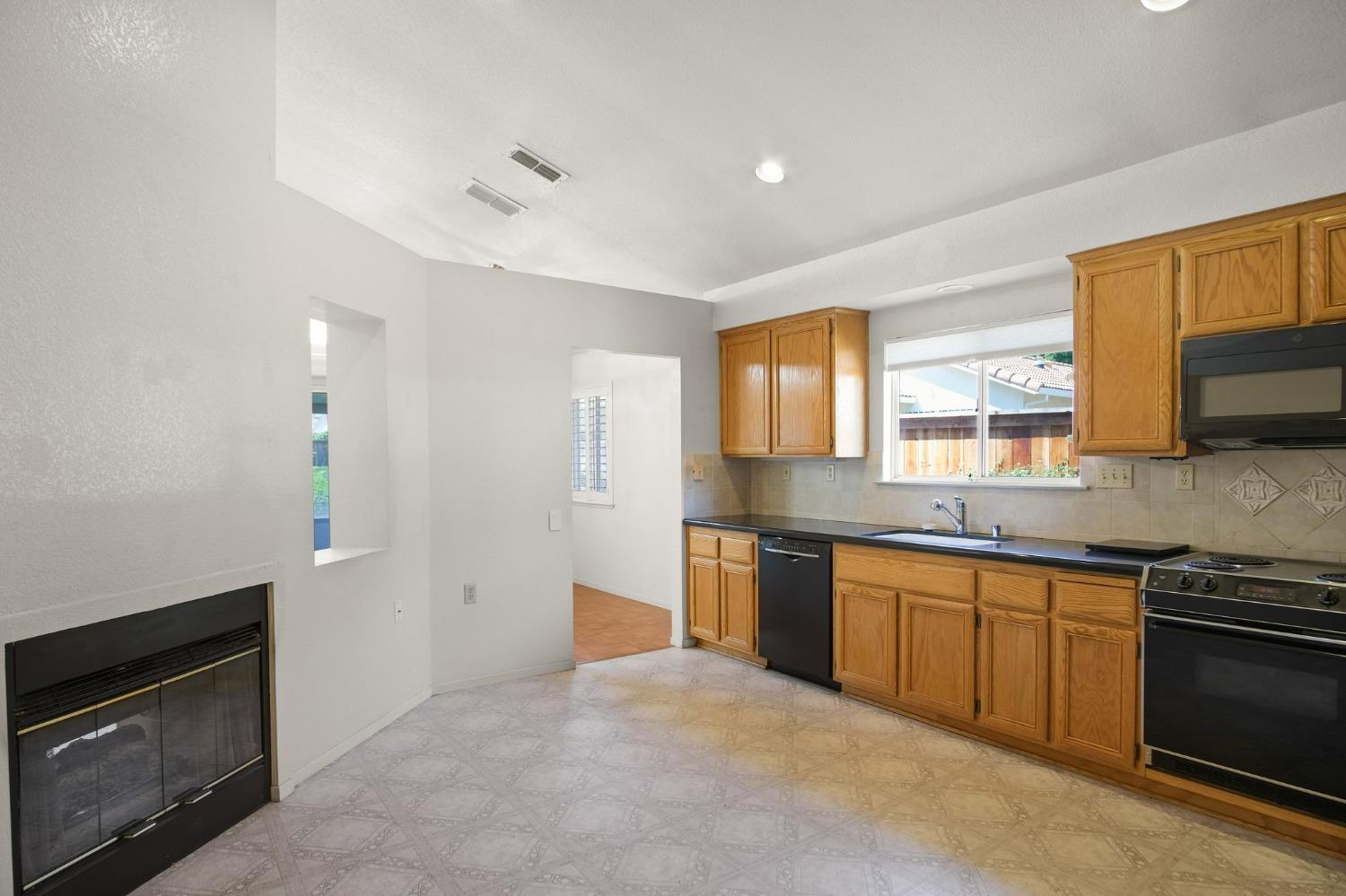 Detail Gallery Image 9 of 22 For 8118 Arroyo Vista Dr, Sacramento,  CA 95823 - 2 Beds | 2 Baths