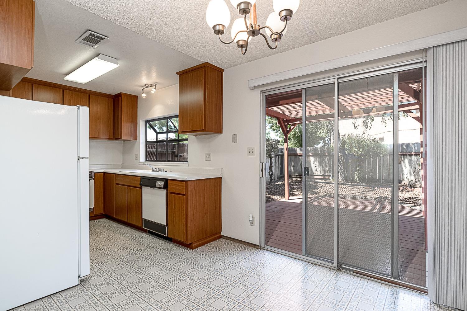 Detail Gallery Image 8 of 19 For 1296 Spruce Ln #46,  Manteca,  CA 95336 - 2 Beds | 1/1 Baths