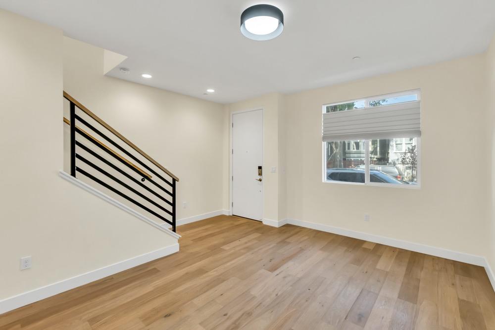 Detail Gallery Image 4 of 29 For 2370 Filbert St, Oakland,  CA 94607 - 2 Beds | 2/1 Baths