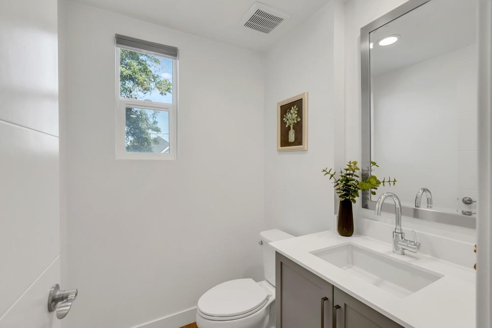 Detail Gallery Image 14 of 29 For 2370 Filbert St, Oakland,  CA 94607 - 2 Beds | 2/1 Baths