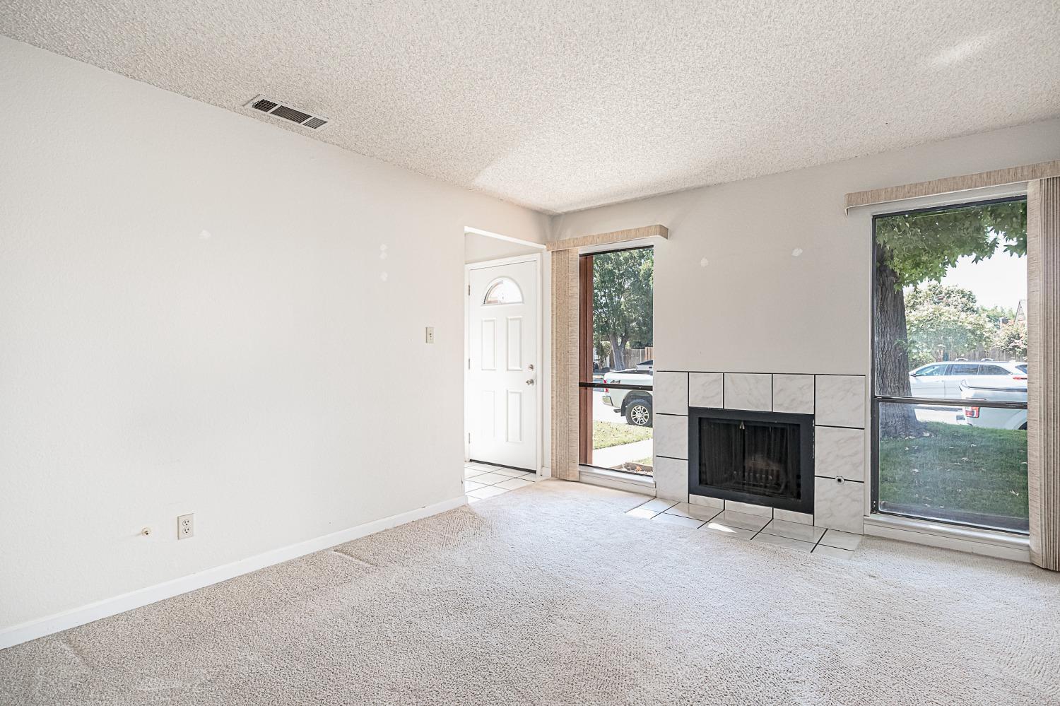 Detail Gallery Image 4 of 19 For 1296 Spruce Ln #46,  Manteca,  CA 95336 - 2 Beds | 1/1 Baths