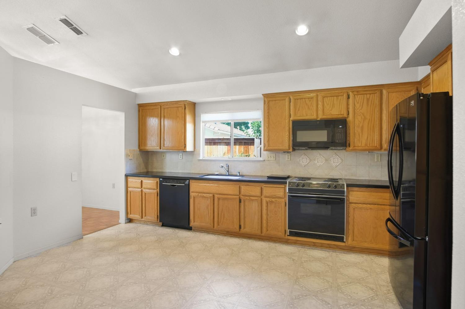 Detail Gallery Image 7 of 22 For 8118 Arroyo Vista Dr, Sacramento,  CA 95823 - 2 Beds | 2 Baths