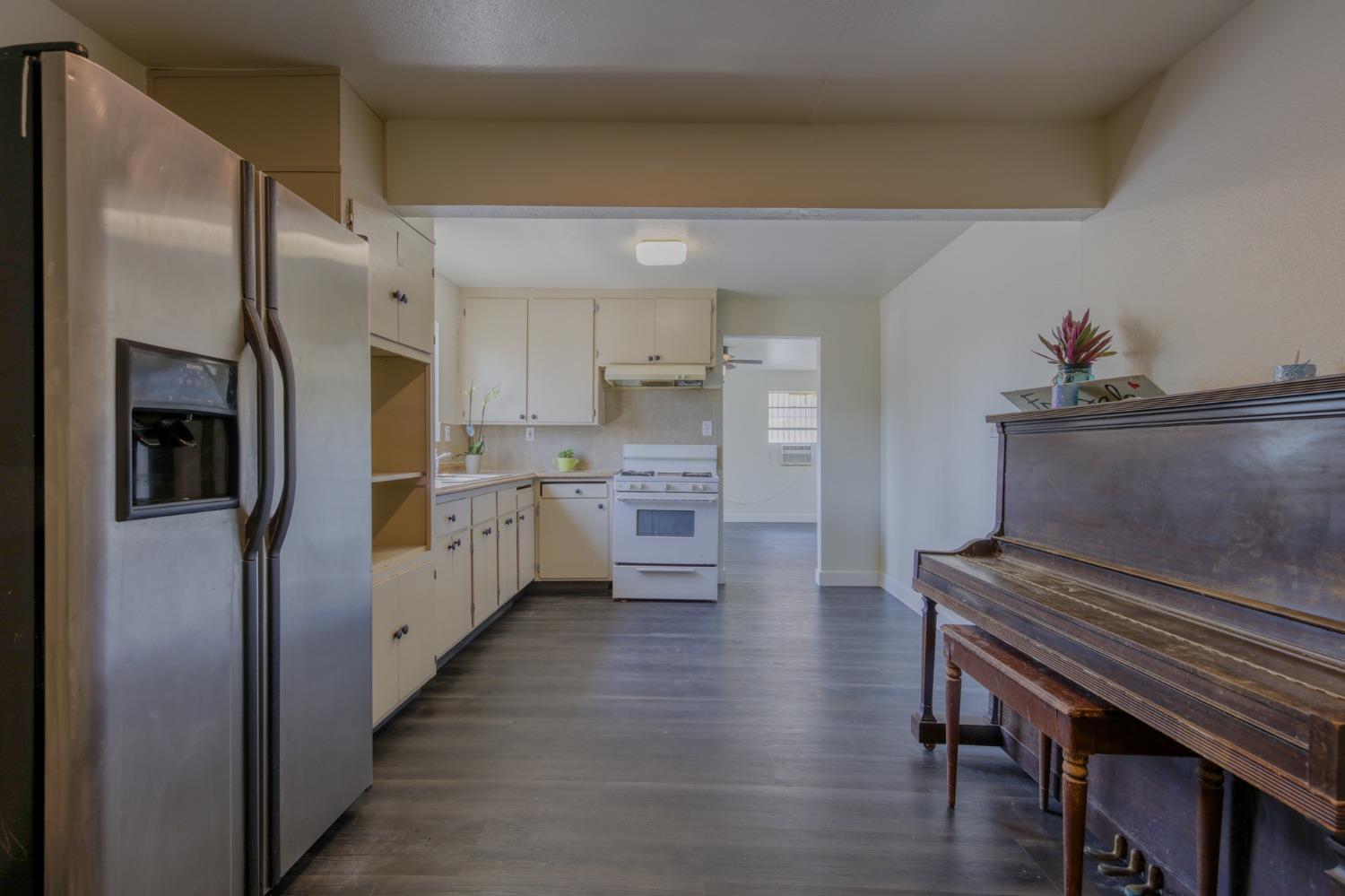 Detail Gallery Image 9 of 30 For 2121 S Lincoln St, Stockton,  CA 95206 - 3 Beds | 2 Baths