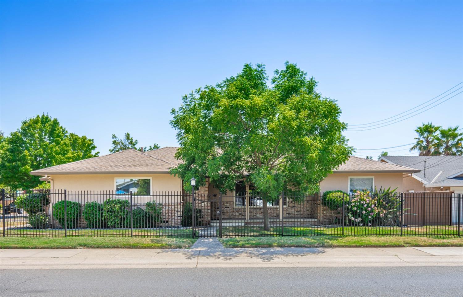 Detail Gallery Image 1 of 1 For 7080 14th, Sacramento,  CA 95820 - 2 Beds | 1/1 Baths