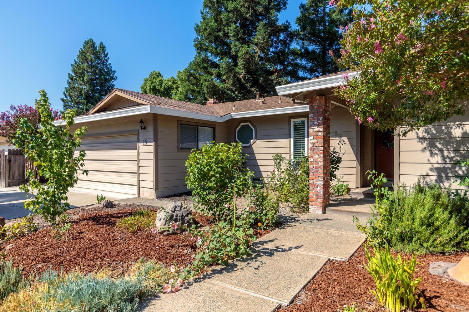 Detail Gallery Image 1 of 1 For 15 Ridgemark Ct, Sacramento,  CA 95831 - 3 Beds | 2/1 Baths