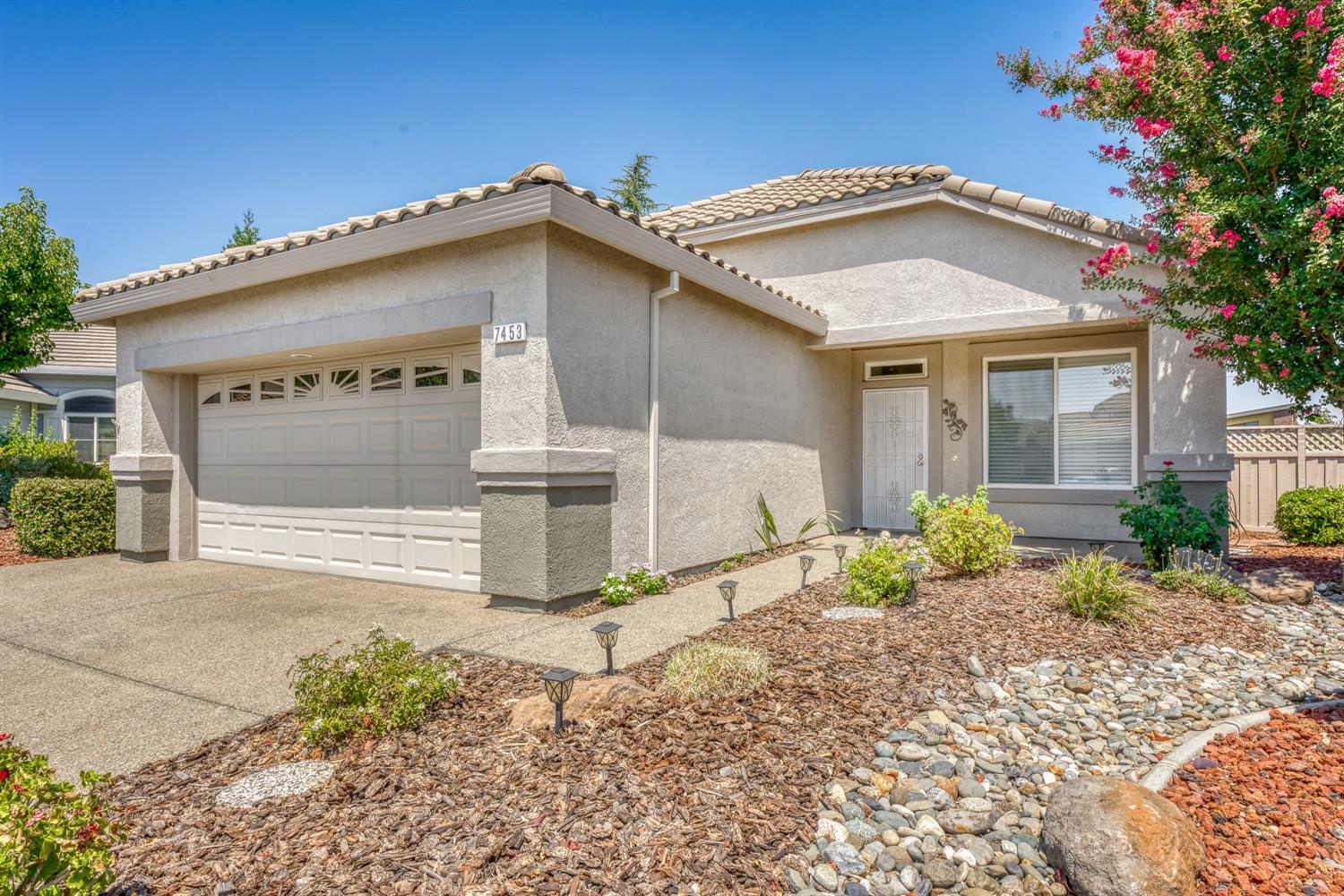 Detail Gallery Image 3 of 49 For 7453 Apple Hollow Loop, Roseville,  CA 95747 - 2 Beds | 2 Baths